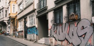 Kolorowe graffiti na zabytkowych kamienicach w tętniącej życiem dzielnicy