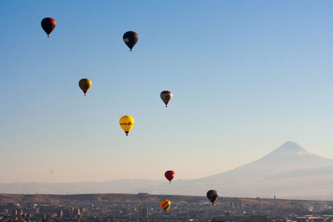 Balony nad Erywaniem o wschodzie słońca z widokiem na Ararat