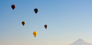 Balony nad Erywaniem o wschodzie słońca z widokiem na Ararat