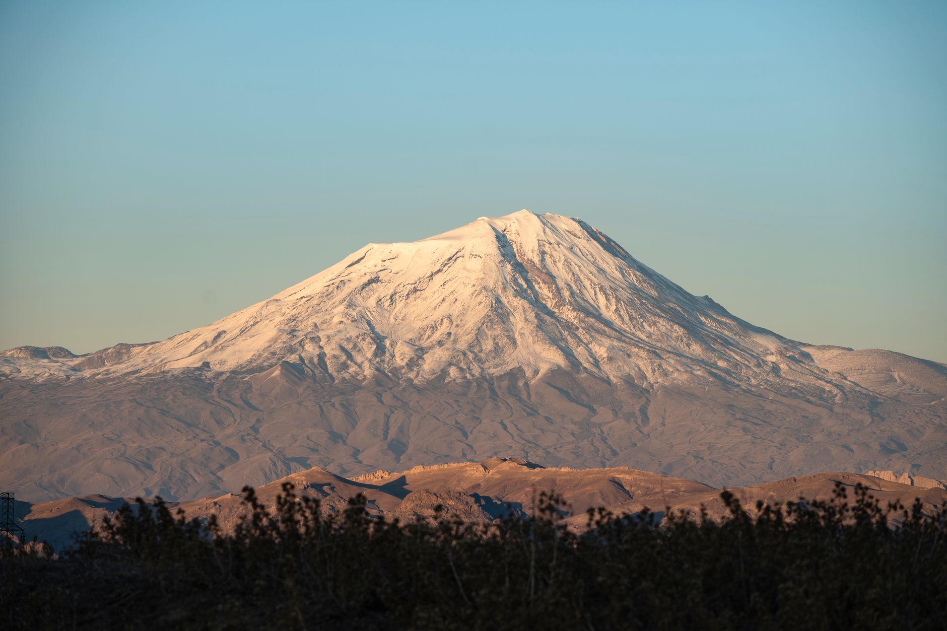 Góra Ararat o świcie, ośnieżony szczyt widziany z tureckiej wsi Karagüney