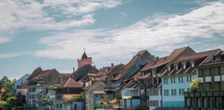Letnie nabrzeże starego miasta Rheinfelden nad Renem