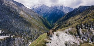 Powietrzny widok gór z ruinami starożytnego miasta w zielonej dolinie