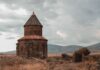 Armenia w Turcji: średniowieczne kościoły jeziora Van i dramatyczne dzieje regionu w pigułce Samotny średniowieczny kościół nad jeziorem Van w surowym krajobrazie
