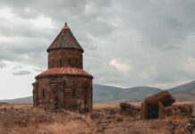 Armenia w Turcji: średniowieczne kościoły jeziora Van i dramatyczne dzieje regionu w pigułce Samotny średniowieczny kościół nad jeziorem Van w surowym krajobrazie