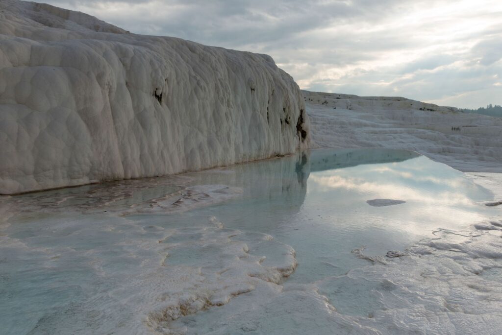 Trawertynowe tarasy Pamukkale odbijające błękitne niebo
