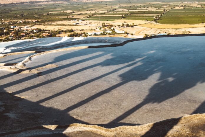 Widok z lotu ptaka na trawertyny Pamukkale w słońcu i cieniu Widok z lotu ptaka na trawertyny Pamukkale w słońcu i cieniu